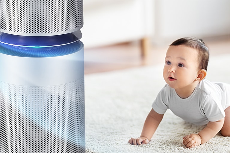 Gambar pertama menunjukkan anak kecil memandang air purifier yang melepaskan udara di dalam ruang tamu. Gambar kedua menunjukkan panah yang mewakili aliran udara ke mesin dan dilengkapi kata baik, normal, buruk, sangat buruk dengan kata baik ditunjukkan saat perangkat dalam keadaan menyala