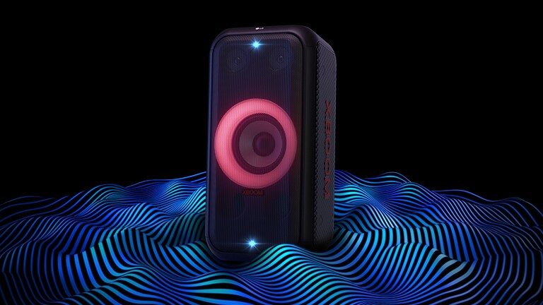 LG XBOOM XL5S berdiri di ruang tanpa batas. Pencahayaan woofer merah dan lampu strobo ganda menyala. Di atas speaker ditampilkan eq suara. Gelombang suara keluar dari bagian bawah speaker untuk menekankan bass yang dalam.