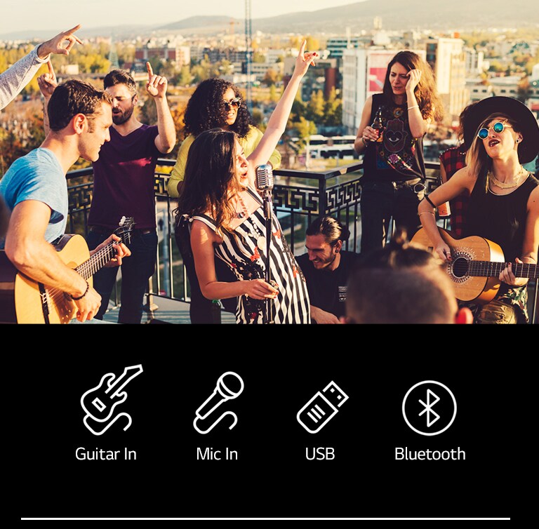Ada orang yang sedang menikmati konser akustik dengan LG XBOOM XL5S. Di bawah gambar, terdapat gitar 