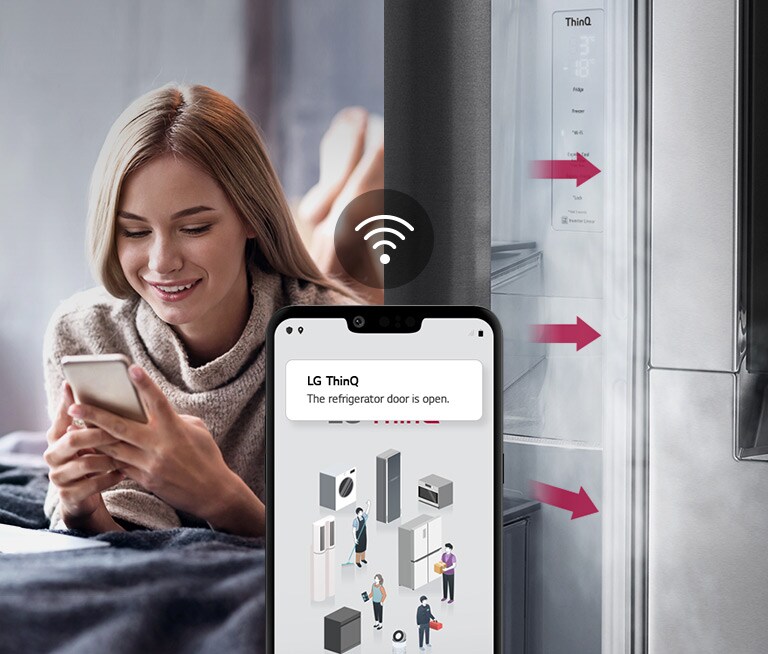 Seseorang di sofa memegang ponsel yang menampilkan notifikasi LG ThinQ tentang pintu kulkas yang terbuka, dengan ikon Wi-Fi.