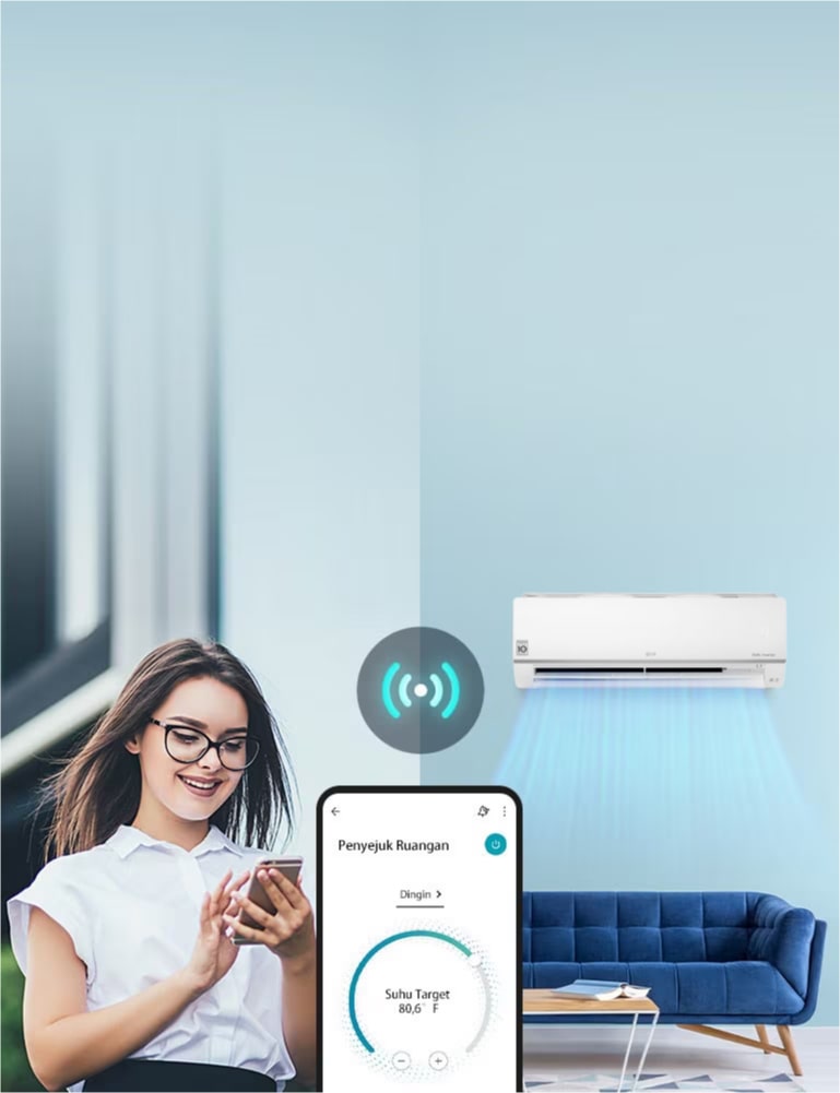 Seorang wanita berada di luar rumah sedang menyetel penyejuk ruangan di rumah dengan menggunakan ponselnya.