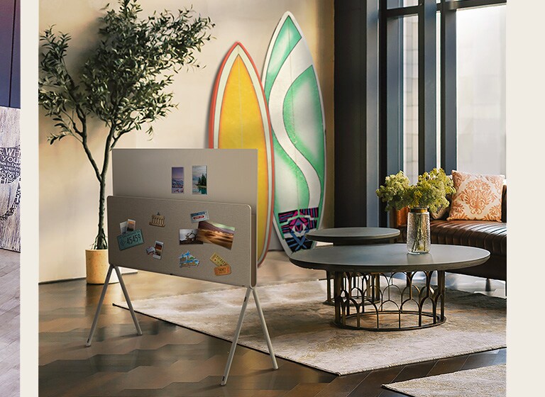 Tayangan slide Posé di tiga ruang berbeda. Posé pertama-tama dilihat dari belakang dengan album vinil dan piringan hitam yang ditempatkan di rak media, di samping piringan hitam dan gitar. Slide berikutnya memperlihatkan Posé yang dilihat dari belakang dengan majalah tentang alam yang diletakkan di rak media di ruang tamu bertema tanaman. Slide terakhir menampilkan Posé yang dilihat dari belakang dengan kartu pos, stiker pelat nomor, foto, dan pin yang ditempatkan di seluruh bagian belakang saat duduk di ruang tamu yang hangat dan cerah.