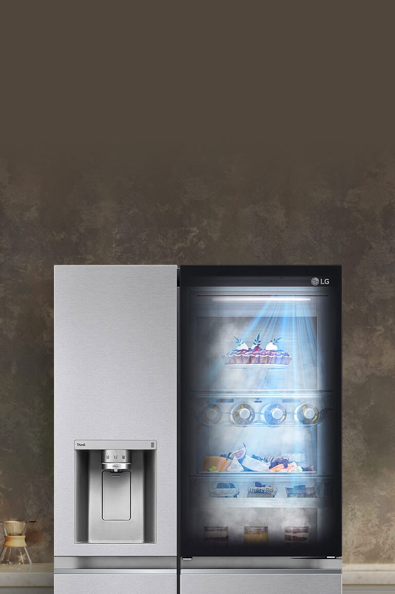 Lemari es LG dengan desain elegan, pintu kaca tembus pandang, dan dispenser air di bagian kiri.