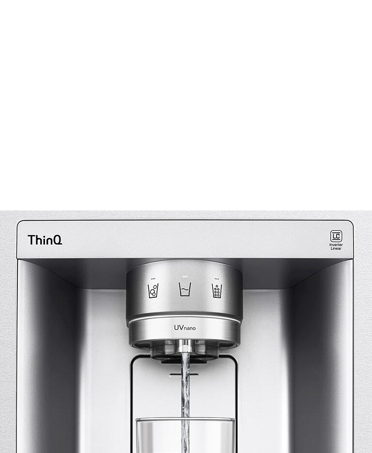 Dispenser air LG ThinQ dengan teknologi UVnano sedang menuang air ke gelas, terletak di bagian tengah.