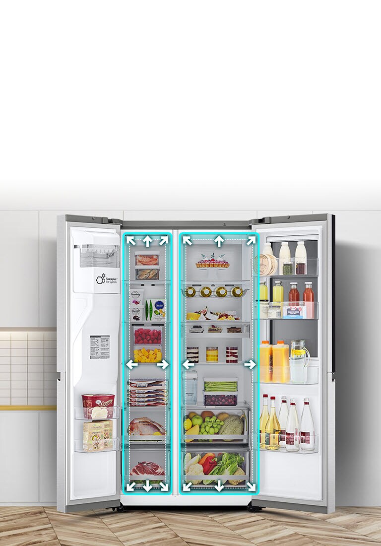 Kulkas LG dua pintu terbuka dengan rak penuh buah, sayur, daging, minuman, dan panah biru menunjukkan kapasitas.