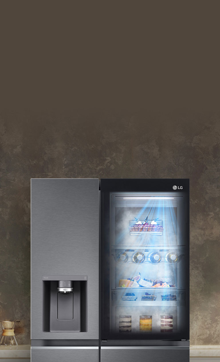 Kulkas LG berdiri dengan pintu kaca tembus pandang dan dispenser air di sebelah kiri, menampilkan isi interior.