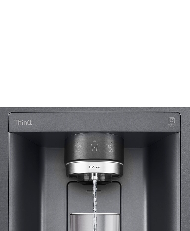 Dispenser air LG dengan teknologi UVnano di tengah, menuangkan air ke dalam gelas di bawahnya.
