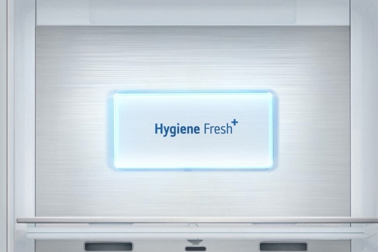 Panel LG Hygiene Fresh+ dalam lemari es, menonjol dengan cahaya biru di tengah permukaan putih.