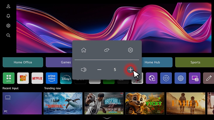 Layar LG Smart Monitor Swing menampilkan antarmuka webOS, dan volumenya sedang dinaikkan.
