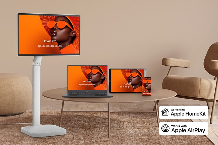 Layar yang sama dibagikan di LG Smart Monitor Swing, laptop, tablet, dan smartphone menggunakan AirPlay 2 dan Screen Share.