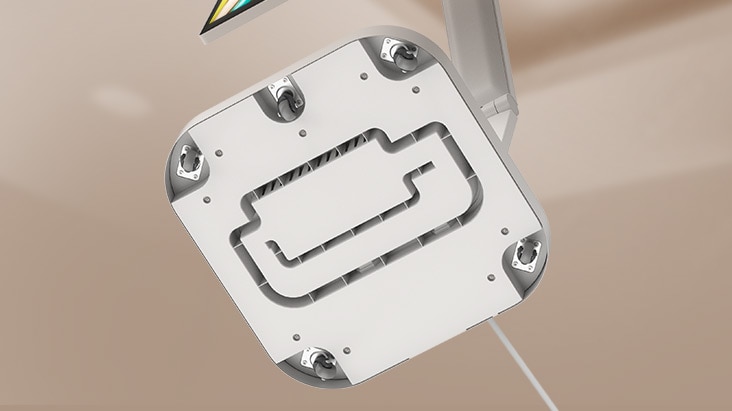 Dudukan bergulir LG Smart Monitor Swing dengan adaptor tersembunyi.