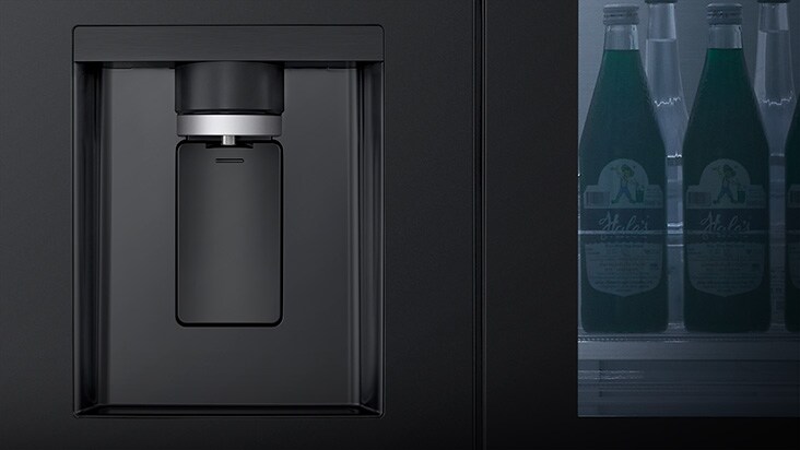 Kulkas multi door LG dengan dispenser air terintegrasi memudahkan Anda mendapatkan hidrasi hanya dengan menekan satu tombol.