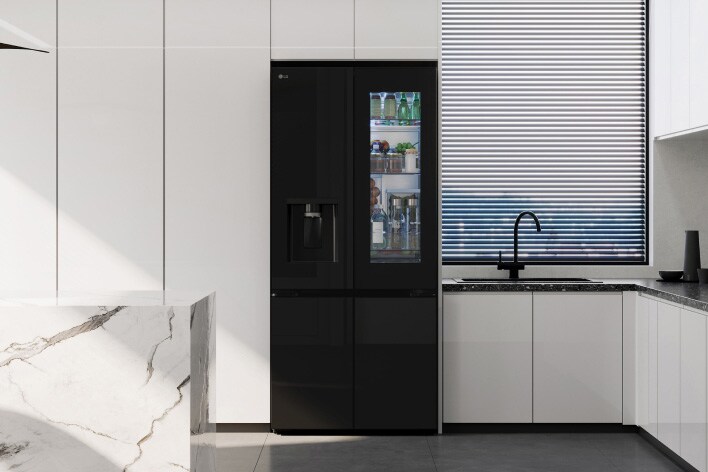 Dapur modern tercermin dalam desain ramping kulkas multi door LG dengan pintu cermin hitam.