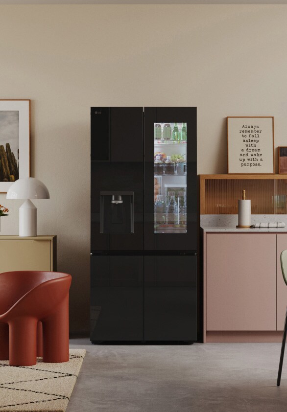 Dapur modern retro tercermin dalam desain ramping kulkas multi door LG dengan pintu cermin hitam