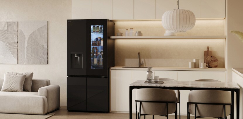 Ruang tamu dan dapur yang nyaman tercermin dalam desain ramping kulkas multi door LG dengan pintu cermin.