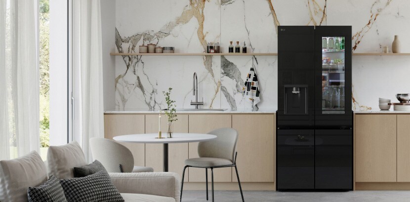 Melengkapi ruang dapur yang bergaya, kulkas multi door LG dengan pintu cermin hitam.