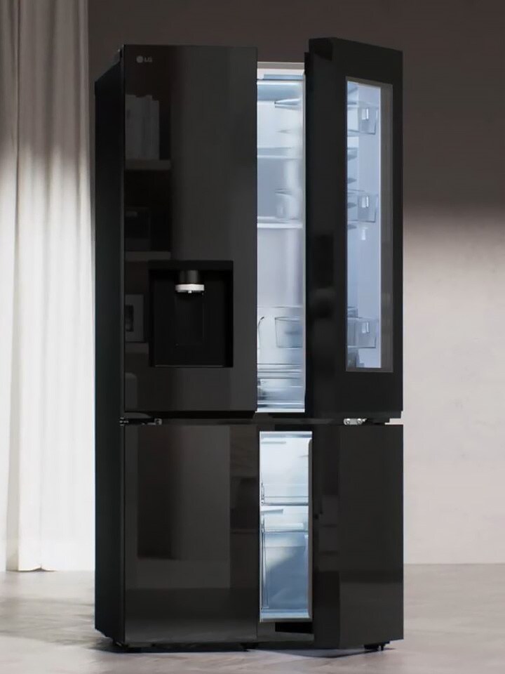 Video dimulai dengan tampilan dekat Kulkas Multi Door LG, yang menonjolkan lapisan pintu cermin hitamnya yang ramping. Permukaan yang mengilap dan memantulkan cahaya memancarkan keanggunan modern, dan desain tanpa pegangan menambah tampilan minimalis dan canggihnya. Fitur InstaView pada bagian luar kulkas multi door LG memungkinkan Anda melihat bagian dalam kulkas tanpa membuka pintu, dan dispenser air memudahkan Anda untuk tetap terhidrasi.
