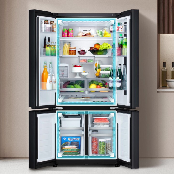 Kulkas multi door LG dengan volume total yang ditingkatkan dan rak-rak yang tertata rapi diisi dengan berbagai makanan dan minuman.