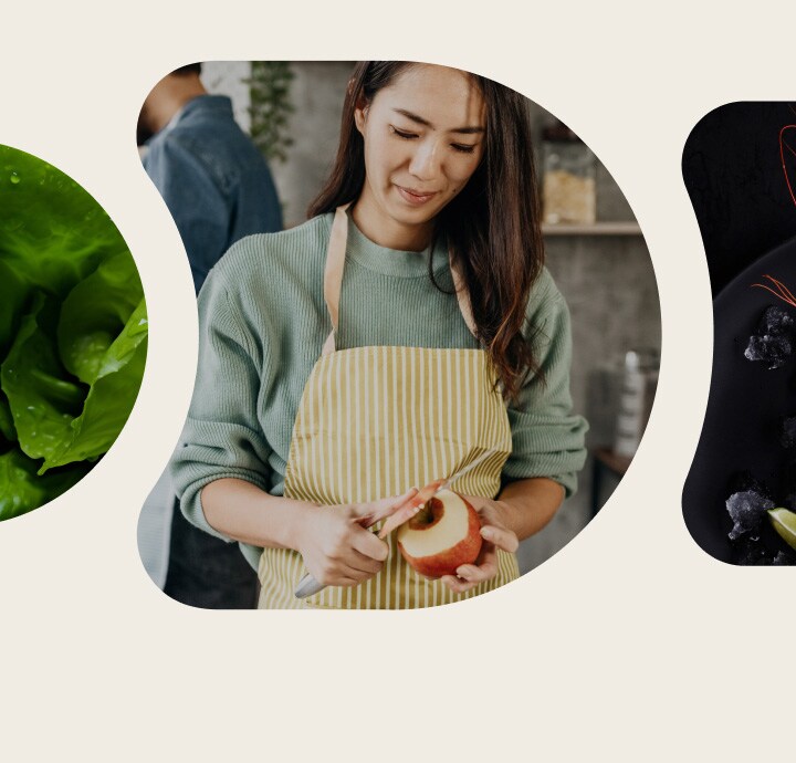 Keluarga bahagia menikmati memasak dengan bahan-bahan segar yang disimpan dalam kulkas multi door LG dengan instaview