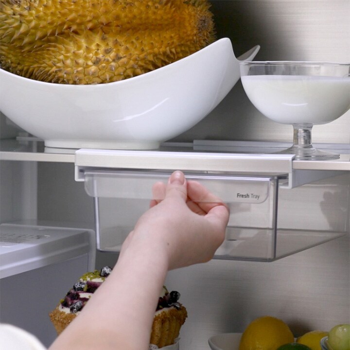 Fitur fresh tray pada kulkas multi door LG menunjukkan penggunaannya dengan cara digantung di bawah rak, ditaruh di atas rak, atau diletakkan di dalam laci.