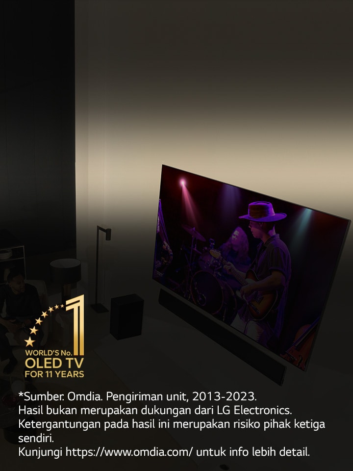 Perspektif dari atas laki-laki dan perempuan sedang menonton konser di OLED TV lebar di apartemen modern. Lambang "World's number 1 OLED TV for 11 Years" ada di dalam gambar. Penafian sebagai berikut: "Sumber: Omdia. Pengiriman unit, 2013 hingga 2023. Hasil bukan merupakan dukungan dari LG Electronics. Ketergantungan pada hasil ini merupakan risiko pihak ketiga sendiri. Kunjungi https://www.omdia.com/ untuk info lebih detail."