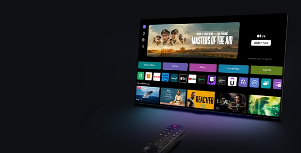 Un TV LG inclinato mostra la schermata iniziale di webOS. Quest’ultima mostra le categorie di navigazione e le immagini fisse dei programmi TV. Il telecomando puntatore LG è orientato verso il TV.