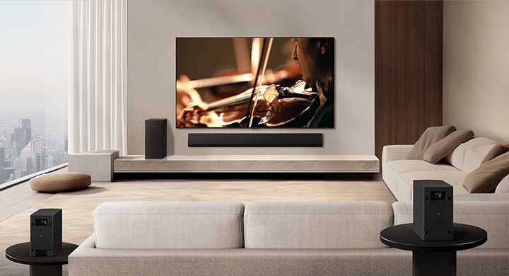 Soundbar, TV LG, subwoofer e altoparlanti posteriori si trovano in un moderno appartamento di città. Lo sfondo viene oscurato e la griglia in sovrapposizione appare sull'immagine della TV LG, come una scansione dello spazio. Una linea tratteggiata si estende da uno degli altoparlanti posteriori per mostrare che i due altoparlanti posteriori sono disposti in modo lineare. Dalla prospettiva frontale degli altoparlanti posteriori escono onde sonore bianche composte da goccioline.