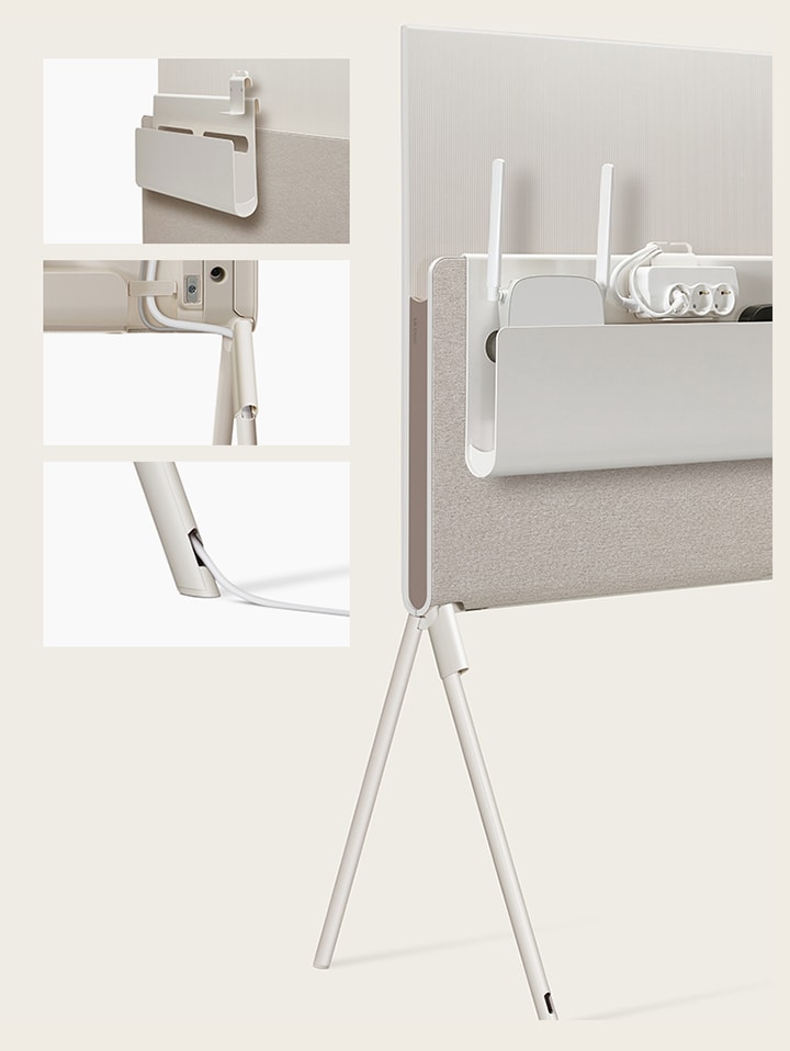 Primo piano dell’organizer per cavi e accessori di Posé appoggiato al portariviste. Primo piano del portacavi staccabile sulla base del TV. Primo piano del cavo che fuoriesce dalla gamba del TV. Vista parziale posteriore di Posé con organizer per cavi e accessori dove sono riposti un router, una presa elettrica e un dispositivo.