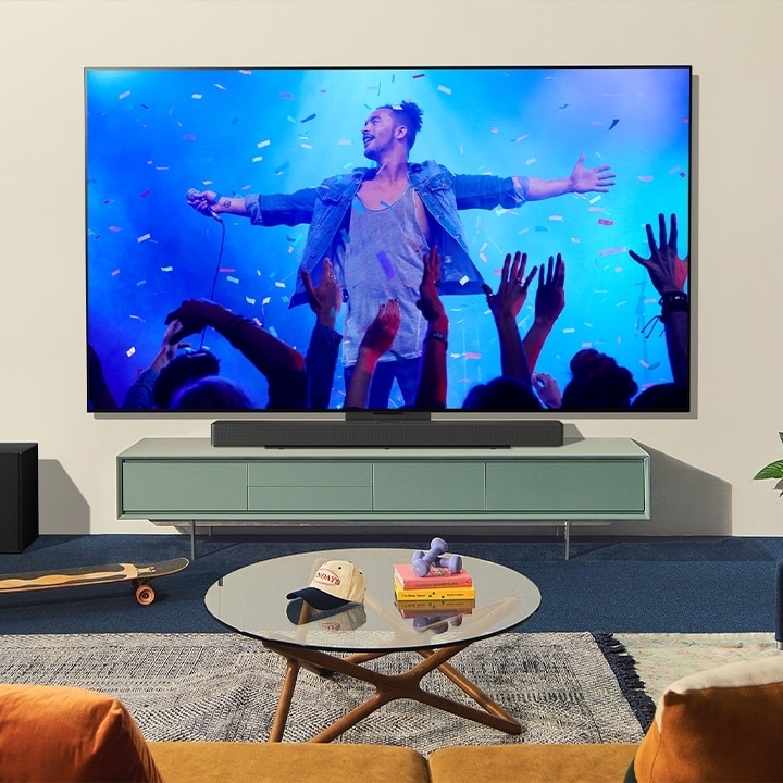 Un TV LG OLED abbinato alla soundbar SC9S e installato in un soggiorno moderno.