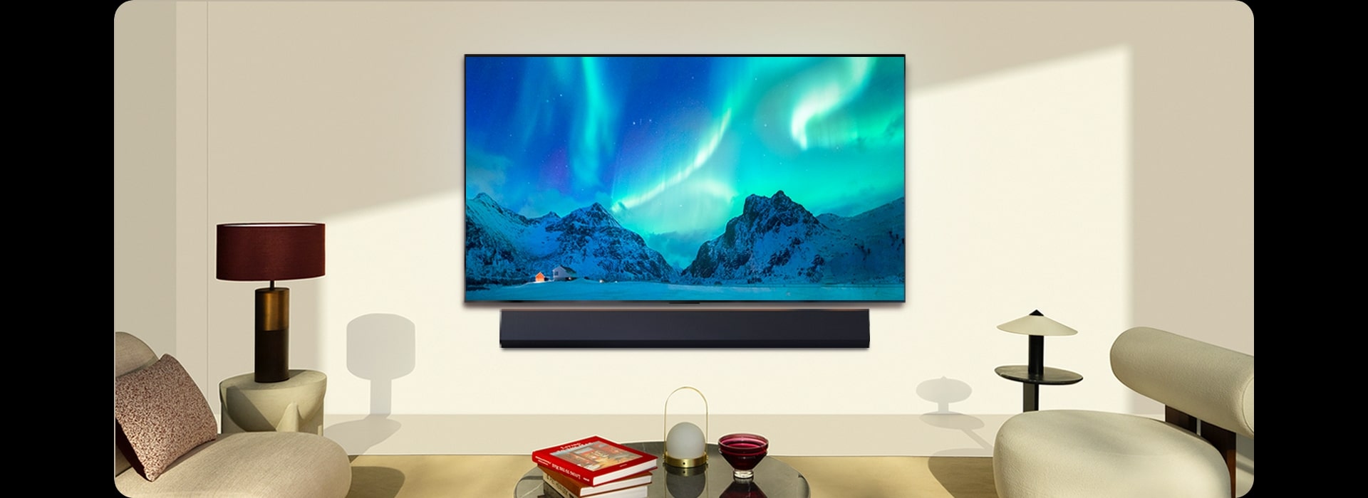 Un TV LG OLED e una soundbar LG in uno spazio abitativo moderno durante il giorno. L'immagine sullo schermo dell'aurora boreale viene visualizzata con i livelli di luminosità ideali.