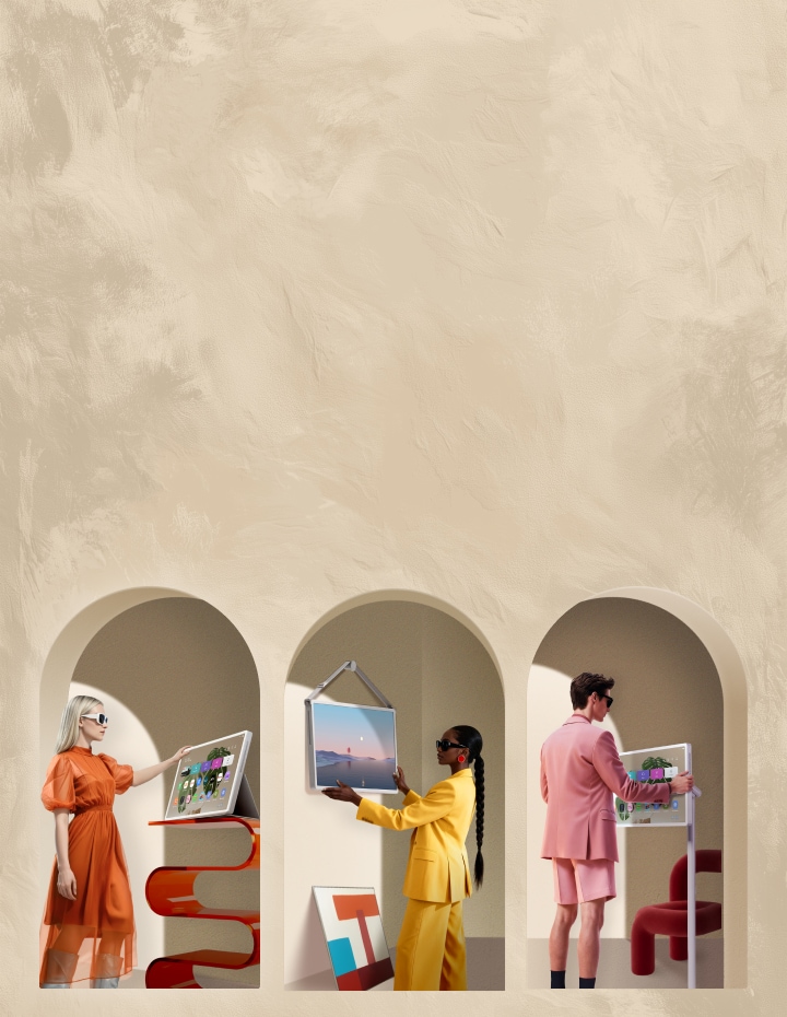 Tre persone utilizzano LG StanbyME 2 in configurazione da pavimento, a parete e da tavolo.