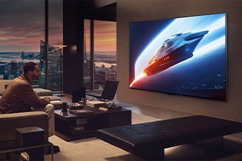 Elegante soggiorno in un attico. Dalla finestra è visibile uno splendido paesaggio urbano. Un uomo è seduto sul divano e guarda i contenuti della TV sulla parete. 