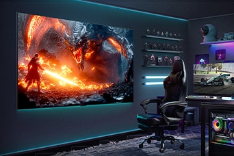 Sala giochi con sistema di gioco wireless. La TV LG True Wireless è montata a parete con un gioco ad alta risoluzione sullo schermo. Sono visibili anche il PC, la sedia da gaming, giocattoli e luci al neon d’atmosfera. 