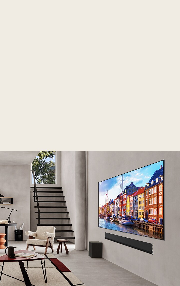 Salotto con LG TV e LG Soundbar montati a parete.
