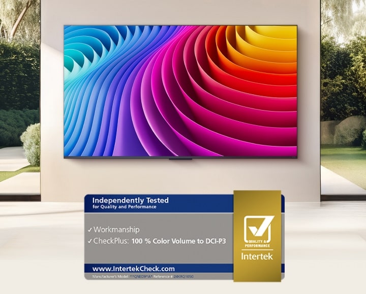 TV LG QNED evo montata a parete L’immagine sullo schermo mostra l’espressione del colore più ampia grazia alla Dynamic QNED Color Solution. È visibile anche la certificazione Intertek per il 100% del volume di colore secondo DCI-P3.