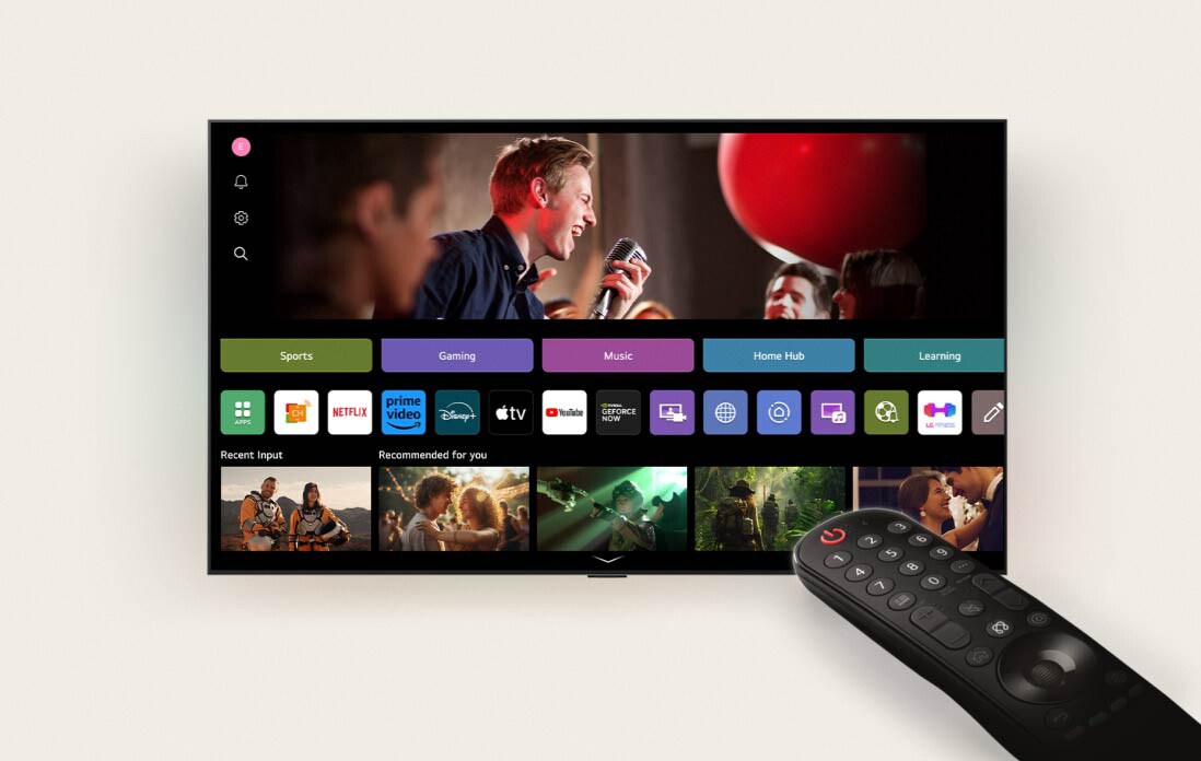 Una famiglia di quattro persone è riunita davanti a una LG AI TV. Intorno alla persona che tiene il telecomando compare un cerchio che ne indica il nome. Ciò mostra come AI Voice ID riconosce l’impronta vocale di ogni utente. L’interfaccia webOS mostra poi come l’intelligenza artificiale cambi automaticamente l'account e offra raccomandazioni su contenuti personalizzati.