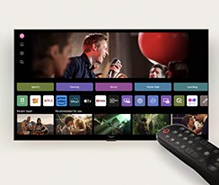 L’interfaccia LG webOS con l’AI Magic Remote in primo piano. Le anteprime sull’interfaccia di un utente mostrano raccomandazioni di contenuti personalizzati da AI Voice ID.