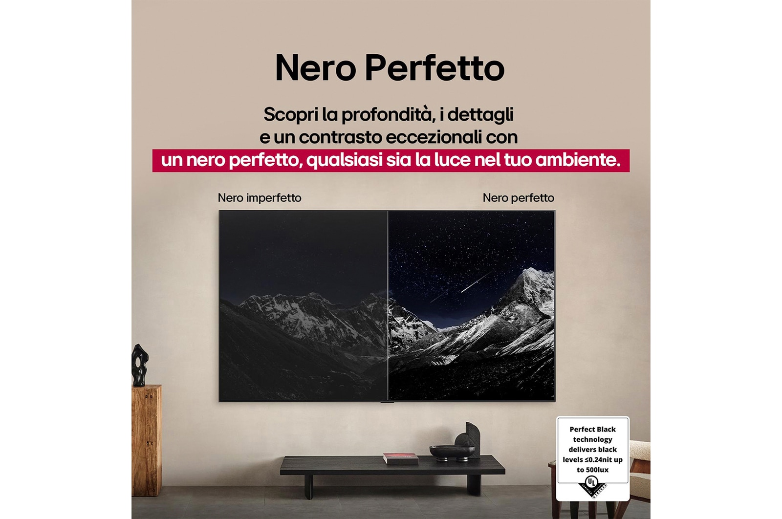 Spazio del salotto con LG OLED TV a parete. Sul televisore si vede una catena montuosa in un cielo scuro e pieno di stelle. Questa scena è divisa a metà. Un lato mostra una versione più opaca e grigia del display orizzontale, etichettato come Nero non perfetto. Dall’altra parte c’è un’immagine più gradevole con una gamma dinamica più ampia di neri e bianchi. Questo schermo viene etichettato come Nero perfetto. Anche la certificazione del logo è visibile, la tecnologia Nero perfetto offre livelli di nero inferiori o uguali a 0,24 nit fino a 500 lux. 