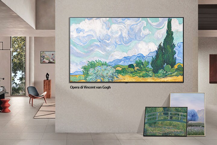 Interno di una casa sofisticata in cui sono esposte numerose opere d’arte diverse. Sulla parete centrale è appeso un TV LG con immagini di opere d’arte famose sullo schermo. Il televisore sembra un quadro da museo. 