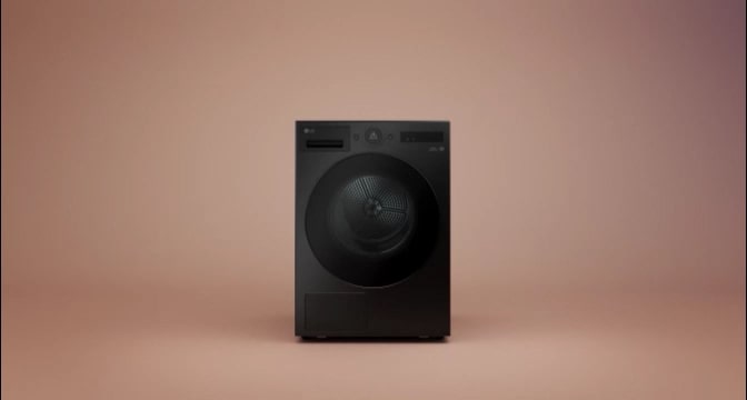 Un’asciugatrice LG è posizionata al centro di uno spazio luminoso minimalista.