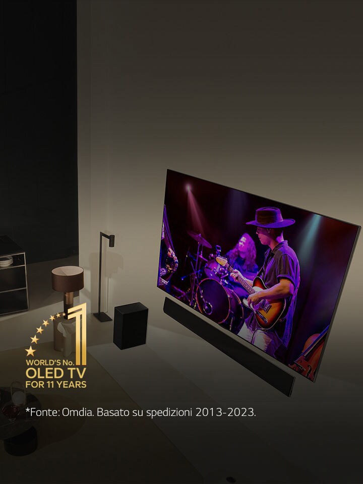 Prospettiva dall’alto di un uomo e una donna che guardano un concerto su una grande OLED TV in un appartamento moderno. L’emblema “OLED TV numero 1 al mondo da 11 anni” si trova nell’immagine. L’esclusione di responsabilità recita: “Fonte: Omdia. Spedizioni unitarie, dal 2013 al 2023. I risultati non rappresentano un’approvazione di LG Electronics. Qualsiasi affidamento su questi risultati è a rischio e pericolo di terzi. Visita https://www.omdia.com/ per ulteriori dettagli.”