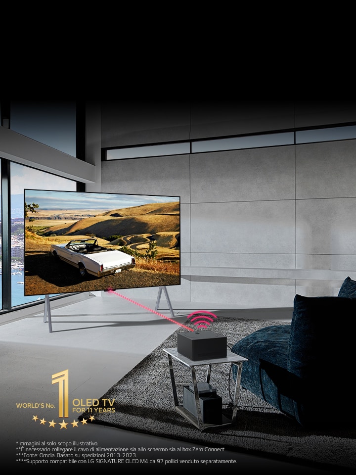 In un salotto moderno, la LG OLED TV è su un supporto e una Zero Connect Box è posizionata su un tavolo di fronte con i dispositivi nascosti sotto. Un segnale Wi-Fi rosso e un raggio rosso emessi attraverso lo schermo della TV. L’emblema dorato della OLED TV numero 1 al mondo da 11 anni si trova in basso.