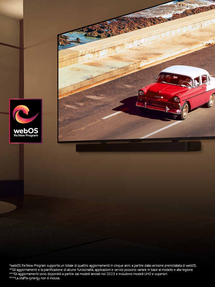 Una LG QNED AI TV e una Soundbar montate sulla parte in una stanza leggermente illuminata. Sulla TV si vede un veicolo rosso sulla strada. Il logo “webOS Re:New Program” si trova nell’immagine. L’esclusione di responsabilità recita: “*webOS Re:New Program supporta un totale di quattro aggiornamenti in cinque anni, a partire dalla versione preinstallata di webOS. **Gli aggiornamenti e la pianificazione di alcune funzionalità, applicazioni e servizi possono variare in base al modello e alla regione. ***Gli aggiornamenti sono disponibili a partire dai modelli lanciati nel 2023 e includono modelli UHD e superiori. ****La staffa synergy non è inclusa".