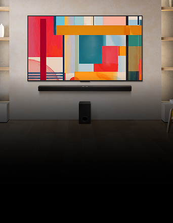 Grande TV QNED in un soggiorno accogliente che mostra un vivace tramonto su un faro costiero.