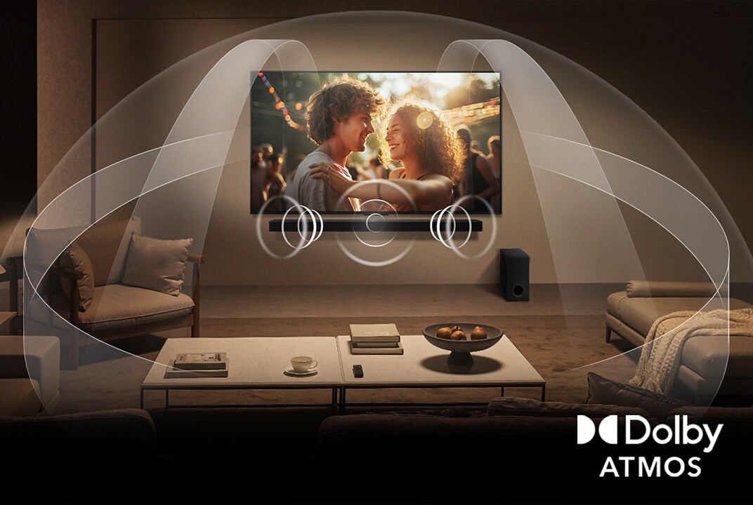 Soggiorno accogliente e poco illuminato con un TV LG QNED montato a parete e una Soundbar LG. Le grafiche mostrano come Dolby Atmos riempia l’intero spazio con un suono surround proveniente da tutte le direzioni. Il logo Dolby Atmos è visibile nell’angolo in basso a destra.