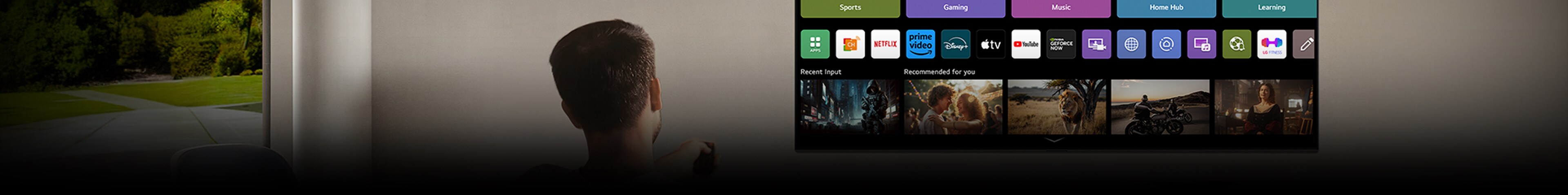 Persona sul divano che tiene in mano un telecomando. TV LG AI montato a parete con LG webOS visualizzato sullo schermo.