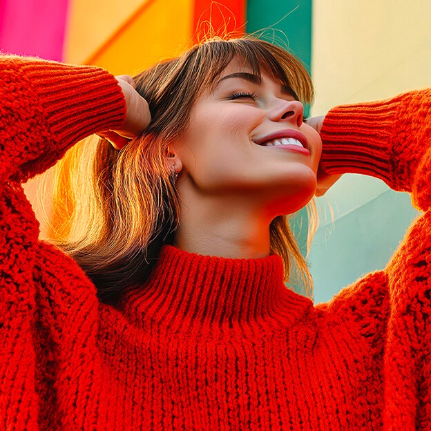 Foto di una ragazza con un maglione rosso, divisa al centro per mostrare il lato sinistro in SDR e il lato destro in HDR10 Pro. Il lato destro dell’immagine appare più nitido e con un contrasto più marcato rispetto al lato sinistro.