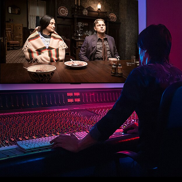 Un regista davanti a un pannello di controllo mentre monta il film Killers of the Flower Moon su un TV LG OLED. In basso a sinistra sono visibili i loghi Dolby Vision e FILMMAKER MODE.