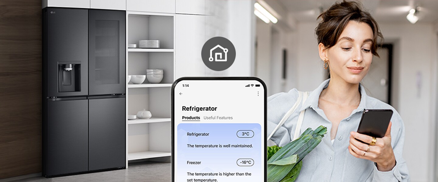 Donna che controlla la temperatura del frigorifero LG nero in cucina moderna tramite smartphone.