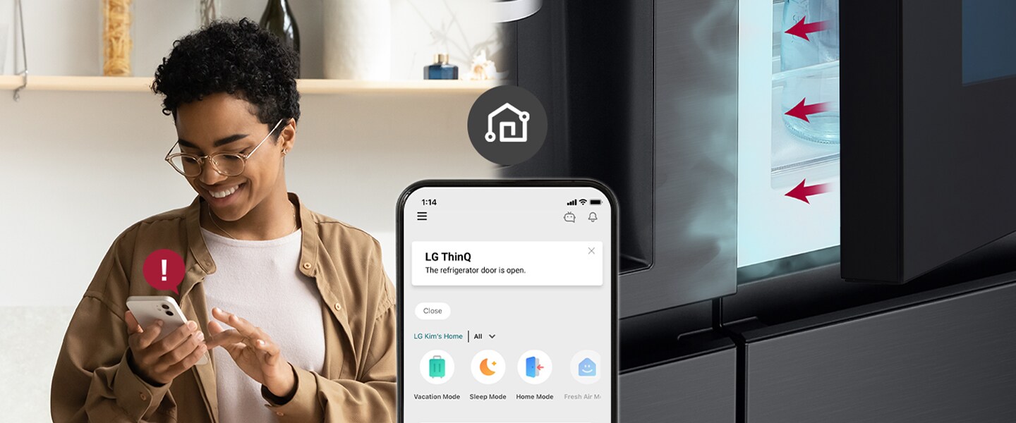 Una persona utilizza LG ThinQ sul telefono per chiudere la porta del frigorifero aperta, segnalata da un'icona di avviso.